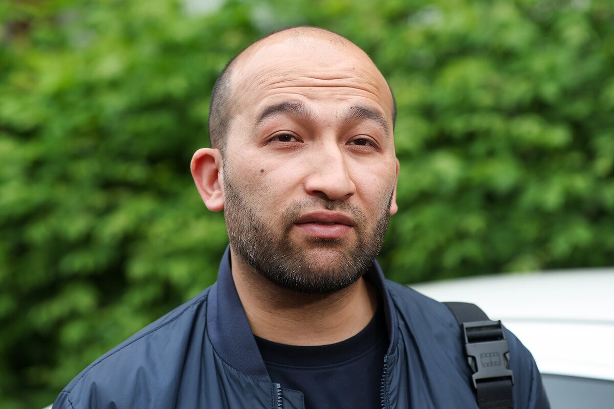   Отец пострадавшего в аэропорту Шереметьево ребенка Мохаммад Шахим Мохаммад Афзал у Химкинского городского суда  
Алексей Белкин / NEWS.ru / ТАСС