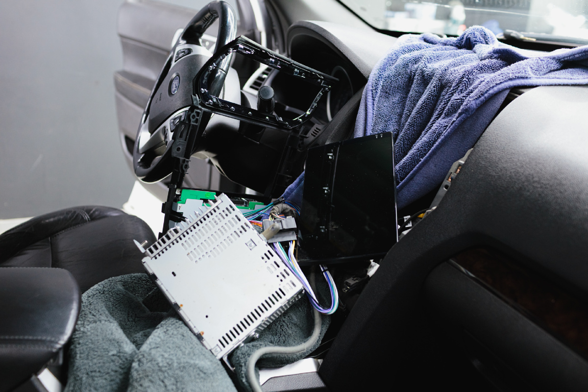 Источник фото: https://custom-heroes.ru/raboty/vid-uslugi/avtozvuk/ford-explorer-s-intellektualnym-osnascheniem-ot-custom-heroes/