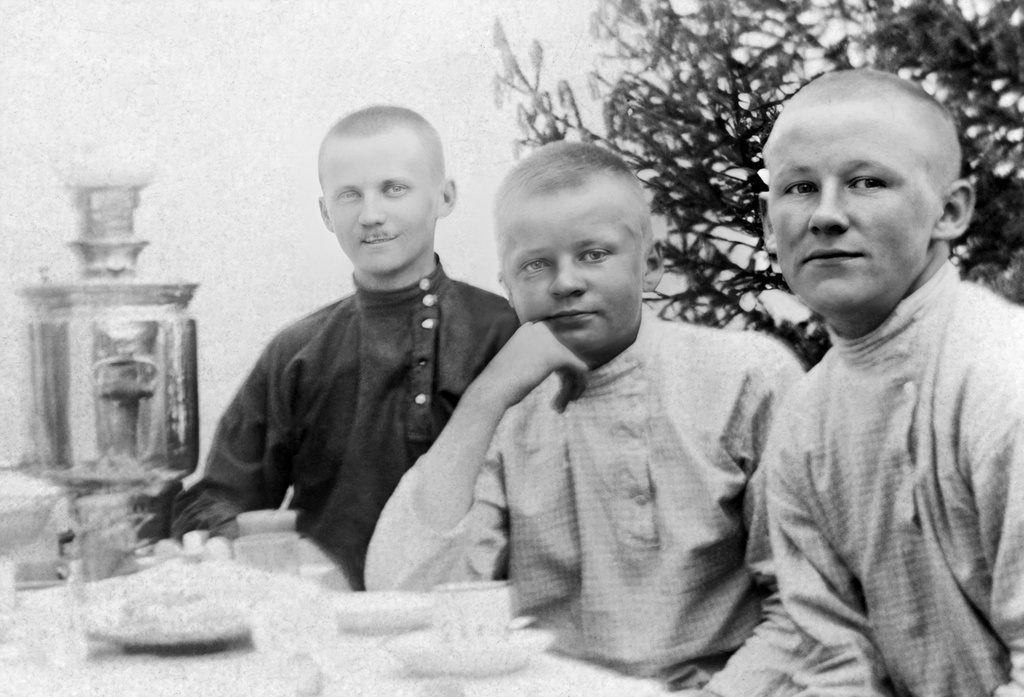 Чаепитие в Златоусте. Степан Тютев, 1890 - 1892 год, Челябинская обл., г. Златоуст, семейный архив Анатолия Чухломина.
