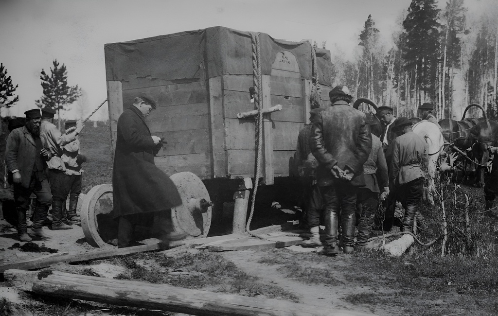 «Застряли». Неизвестный автор, 15 сентября 1910 - 1 октября 1910 года, Южный Урал, семейный архив Анатолия Чухломина.

