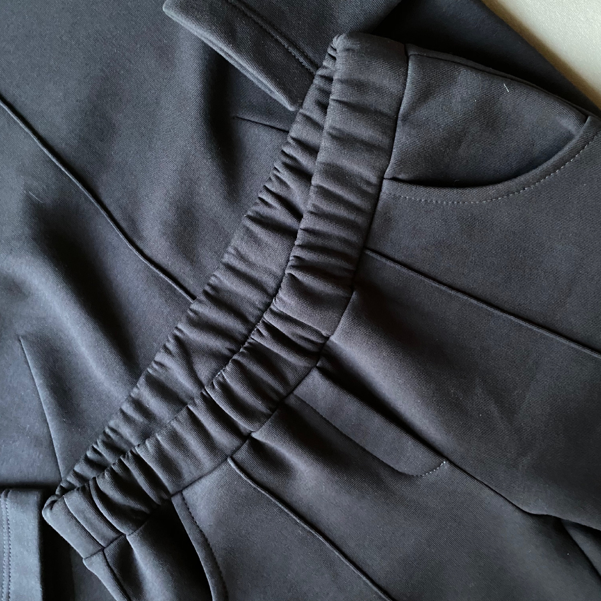 Брюки вверху - с карманами, ложным гульфиком и со стрелками