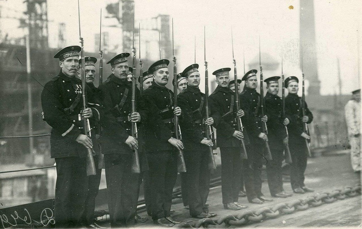 Почетный караул матросов на палубе линейного корабля «Петропавловск» в ожидании прибытия императора Николая II.