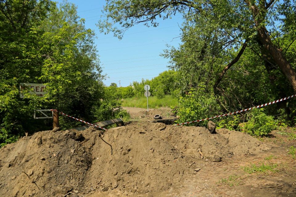    Земляной вал и сигнальная лента для ограничения доступа к переправе. Источник: Виталий Барабаш