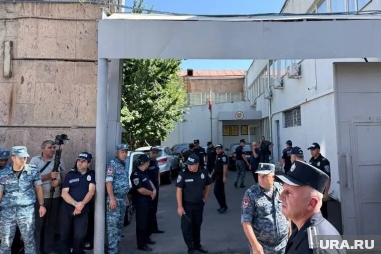 СНБ Армении не смогла увезти Аджапахяна. Фото: Стрингер/РИА Новости