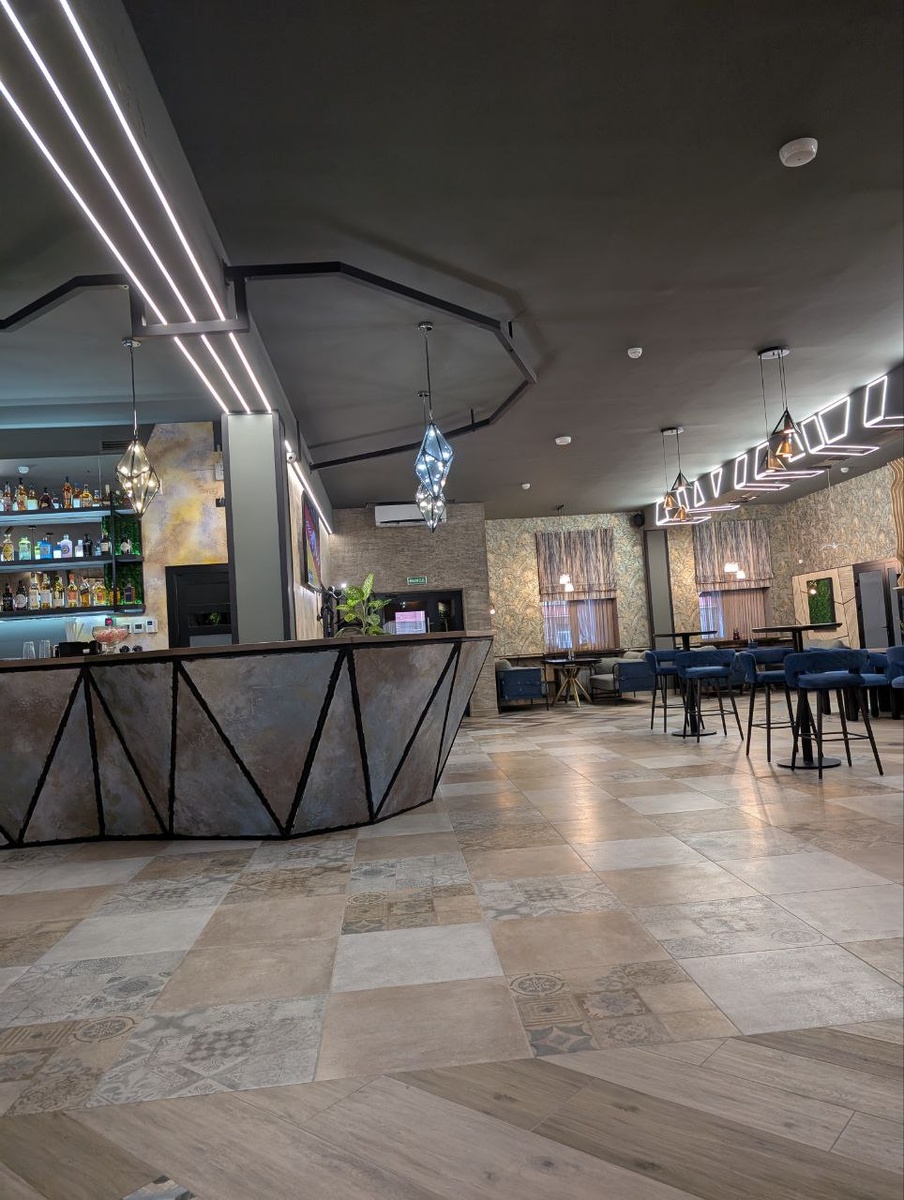 Внутри довольно-таки современно и стильно, много пространства