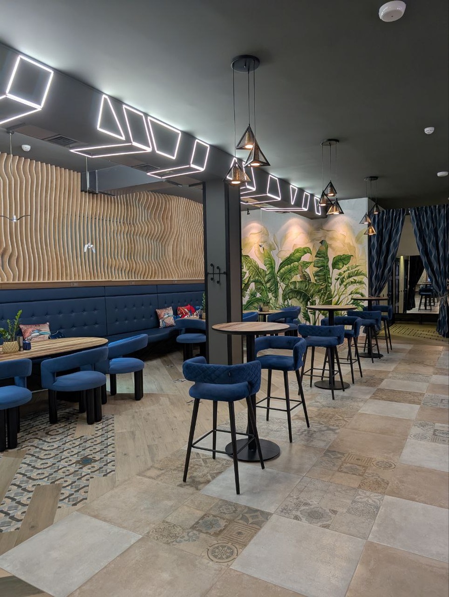 Много мест, в дневное время помещение используется для проведения бизнес-ланчев