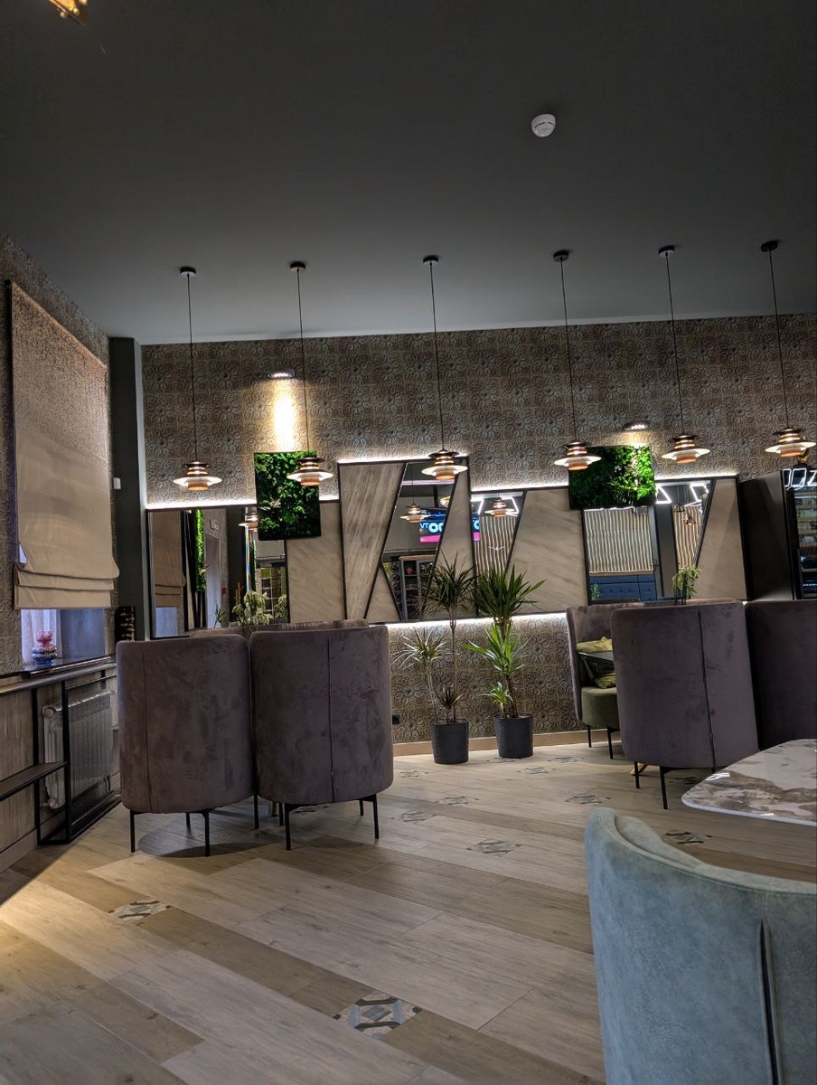 Понравилось, что в помещении очень много зелени