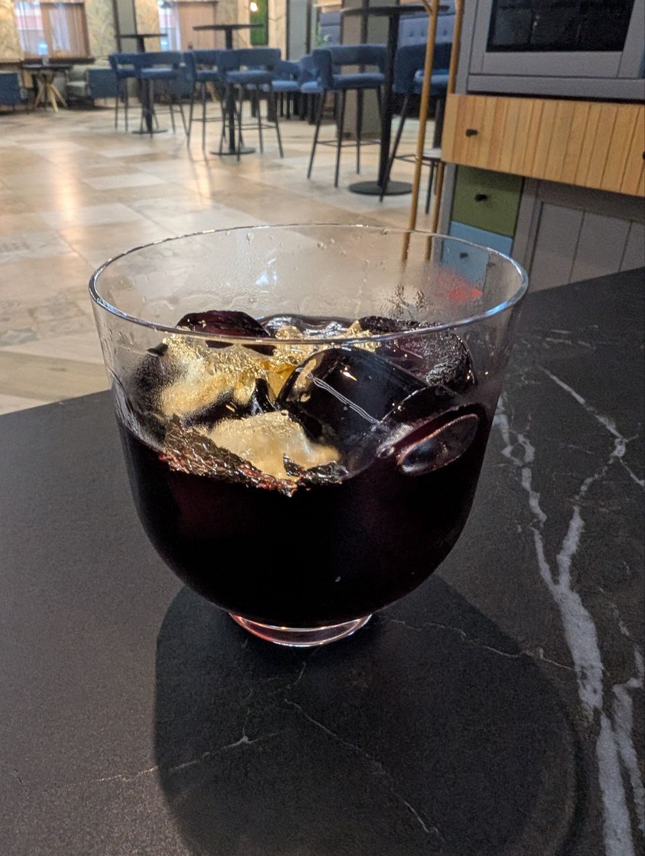 Выглядит очень дорого, к сожалению не помню который из коктейлей это был, могу предположить, что №1 или №3