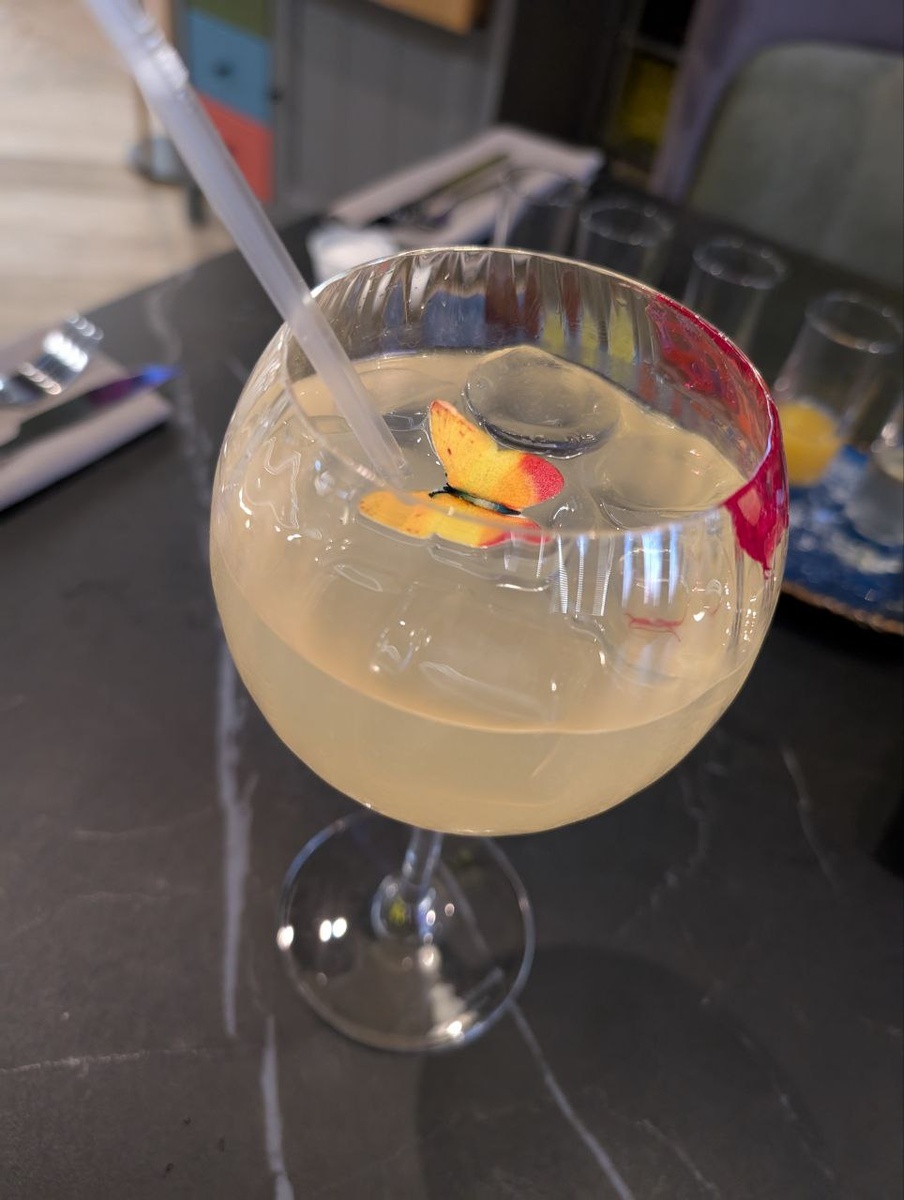 Мне безумно понравился этот коктейль, идея с бабочкой просто потрясающая. Не помню точно который из коктейлей, но вроде №5