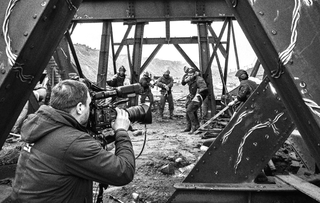 На фотографии изображена группа людей, которые, по всей видимости, участвуют в съемках фильма 