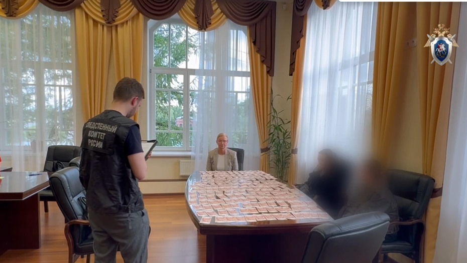    Бывшая глава администрации Колпинского района Петербурга Юлия Логвиненко (за столом, по центру), обвиняемая в получении взятки в особо крупном размере, июнь 2025 года. Автор фото: Пресс-служба ГСУ СК РФ по Петербургу