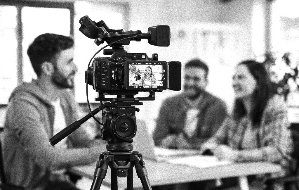 На фотографии изображена группа людей, работающих над видеопроектом.
