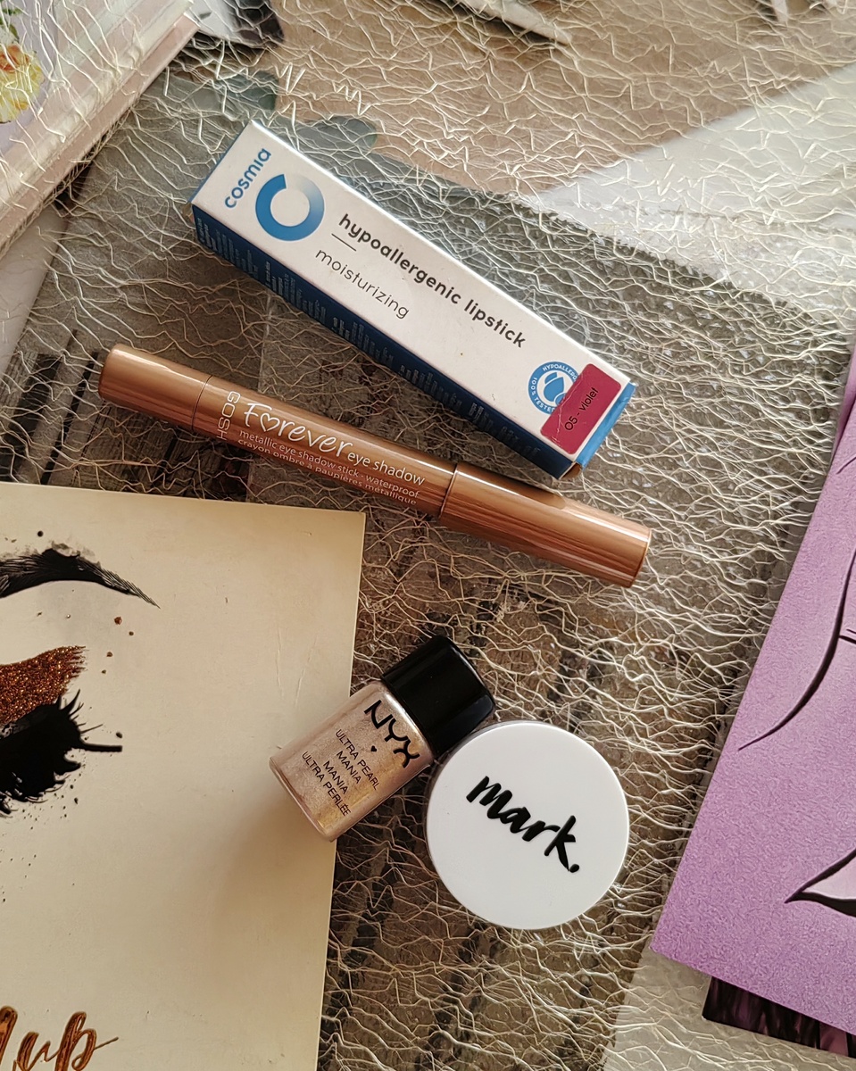 Помада от бренда "Cosmia", тени от "Gosh", "Nyx" и "Avon" 