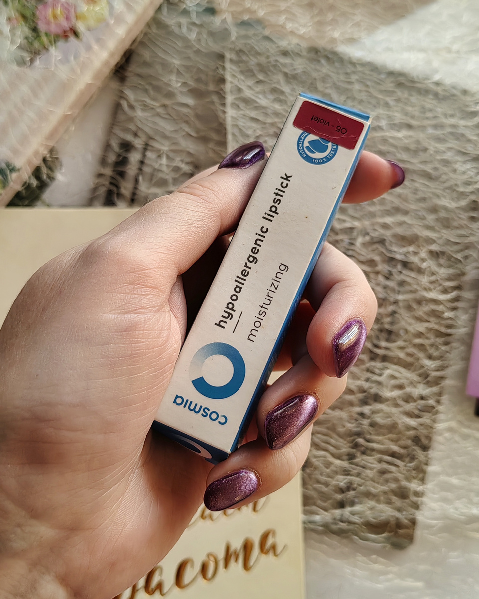 Помада от бренда "Cosmia" 