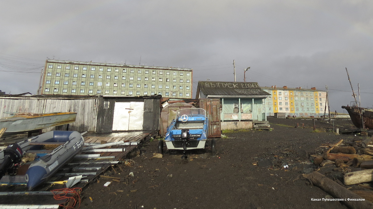 Вот он - трехтонный конейнер (справа от синего катера), ожидавший нашего возвращения на Диксон почти год.