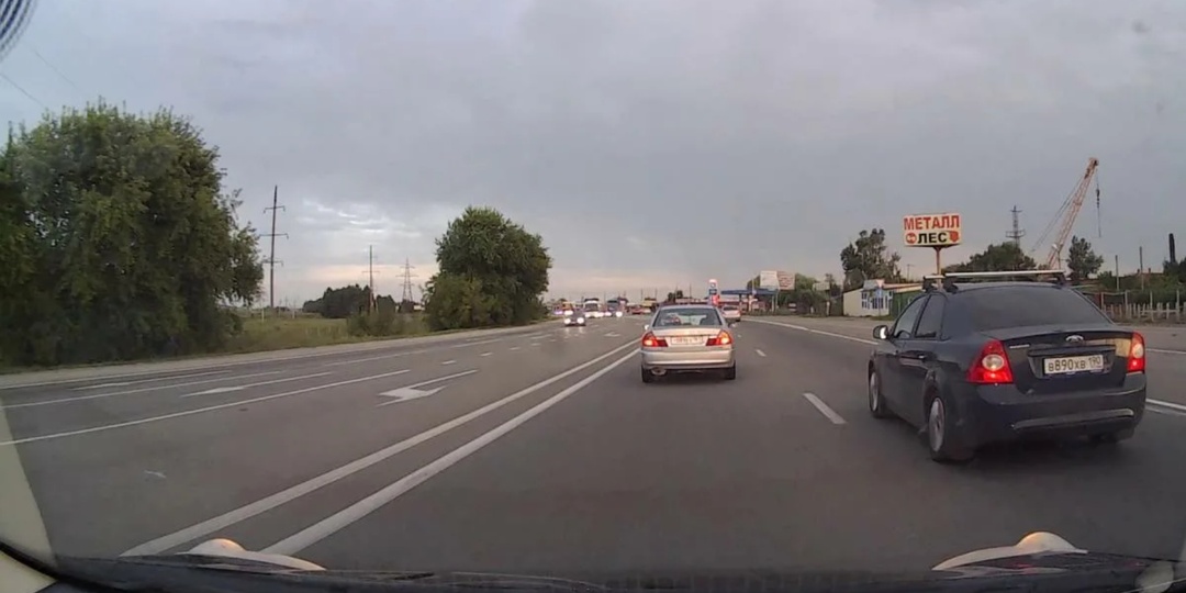 Разрешено ли совершать обгон справа или за это предусмотрено наказание: разбираемся в ситуации.