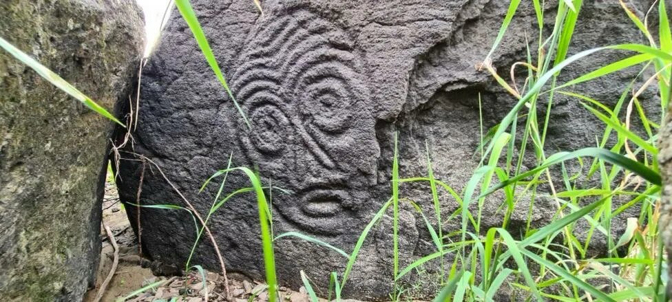 Петроглиф с изображением маски-личины