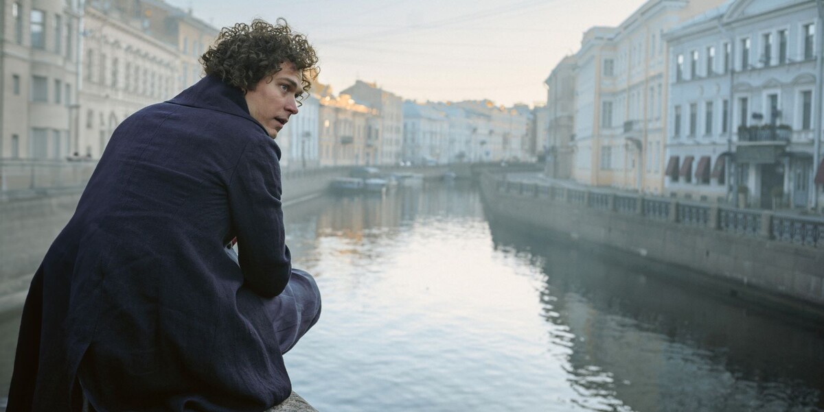 С первых минут «Пророка» становится очевидно, что это не обычный байопик, а нечто совершенно иное