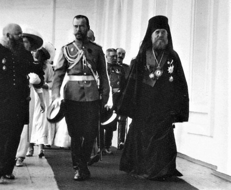 Император Николай II и будущий патриарх Тихон. Фото из открытого доступа