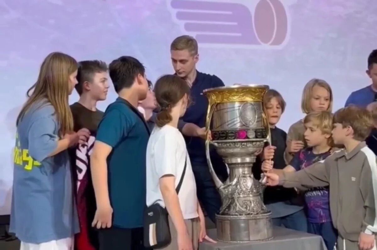   Нападающий «Локомотива» принес Кубок Гагарина в школу своей дочери