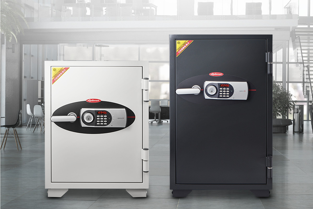 Классические огнестойкие сейфы Diplomat 060 и 080 на колёсах для удобства перемещения