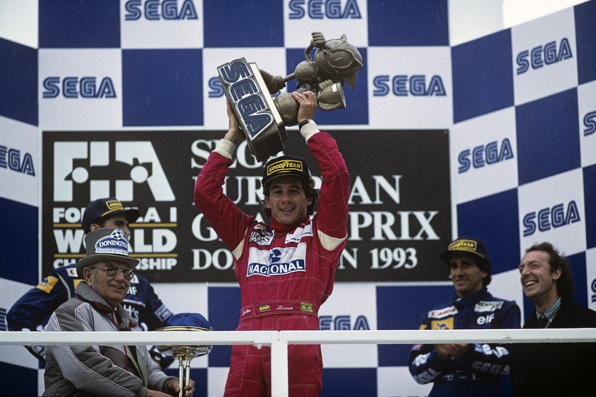    Победитель Гран-при Европы 1993 года Айртон Сенна со спонсорским призом SEGA на подиуме в Донингтоне