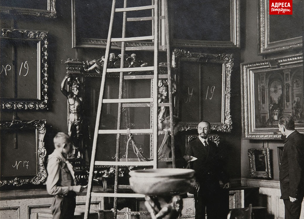 Работы по упаковке в Итальянских кабинетах. В центре — директор Эрмитажа Д. И. Толстой, справа — заведующий Картинной галереей Д. А. Шмидт. Фотография А. Ф. Поповского. 1917 год. Научный архив Эрмитажа.© Государственный Эрмитаж, 2025
