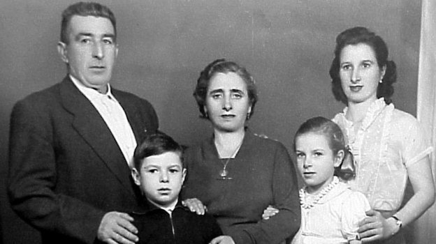 Юный Валерий Харламов с матерью Бегонией (справа) и сестрой Татьяной (вторая справа) и дедушкой и бабушкой из Испании. Фото Валентин Белянчев