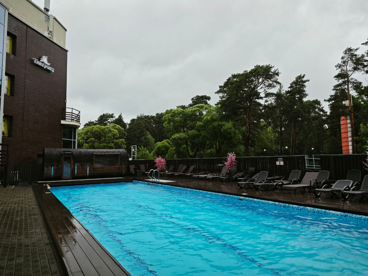 Бассейн на улице с подогревом.