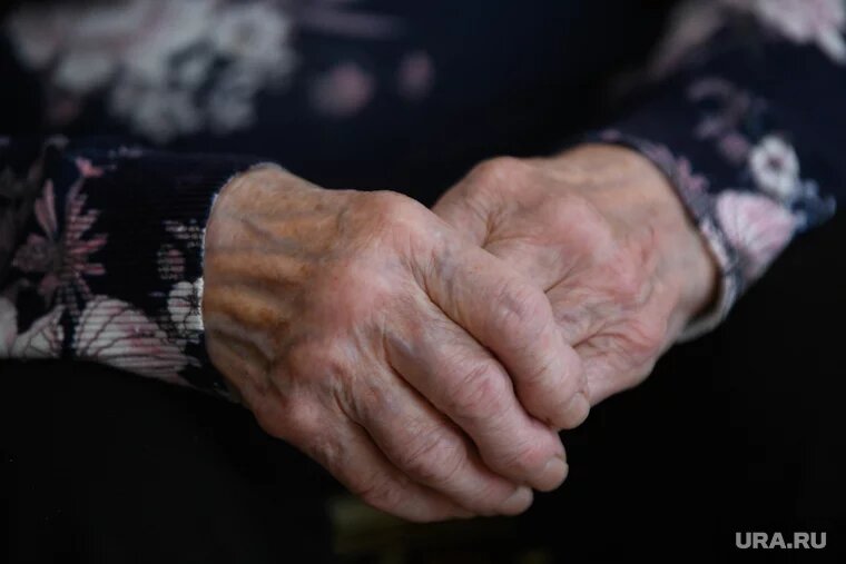 Пожилая женщина оказалась в тяжелой ситуации, но пытается справиться сама. Фото: Илья Московец © URA.RU