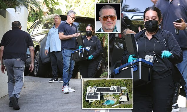 Фотографии, полученные DailyMail.com, запечатлели, как команда CSI прочесывает дом в поисках улик в течение нескольких часов после инцидента.