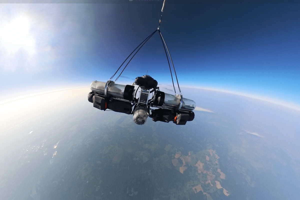 Специальный аппарат, разработанный российскими учёными, в которых крысы смогли подняться почти на 19 тыс.  метров над Землёй. Московская биотехлаборатория Neiry 