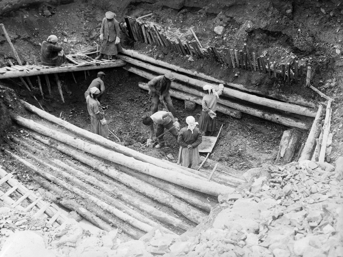 НАЦИОНАЛЬНЫЙ МУЗЕЙ РЕСПУБЛИКИ АЛТАЙ имени А.В. Анохина. 1949 г. Во время раскопок кургана. 