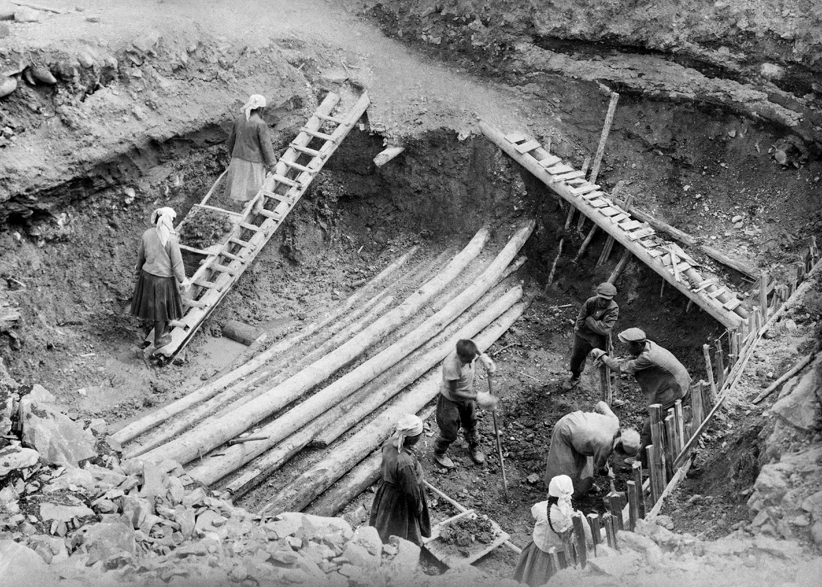 НАЦИОНАЛЬНЫЙ МУЗЕЙ РЕСПУБЛИКИ АЛТАЙ имени А.В. Анохина. 1949 г. Во время раскопок кургана. 
