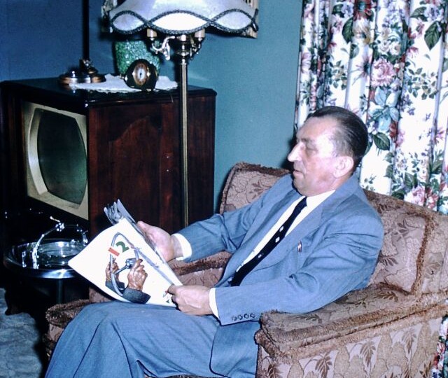 30 винтажных фото, на которых изображены люди с телевизорами, 1950-е гг.