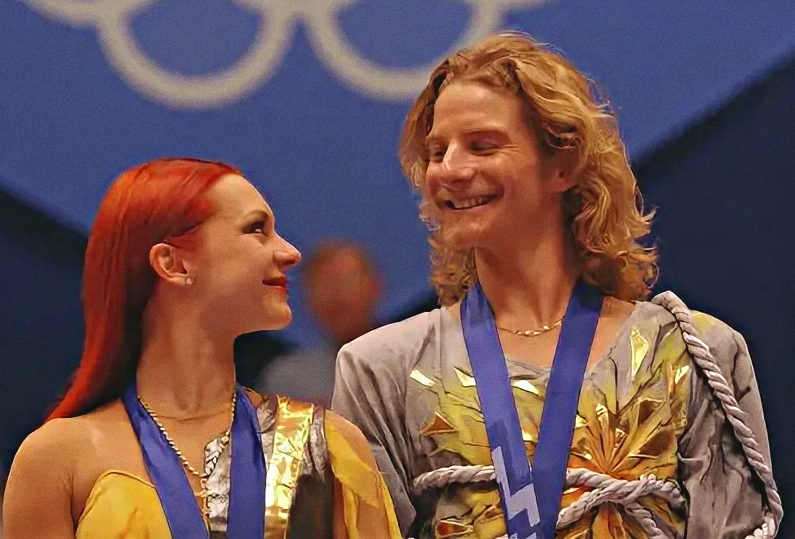 Вместе со своим французским партнёром Гвендалем Пейзерой Анисина впервые стала олимпийской и мировой чемпионкой