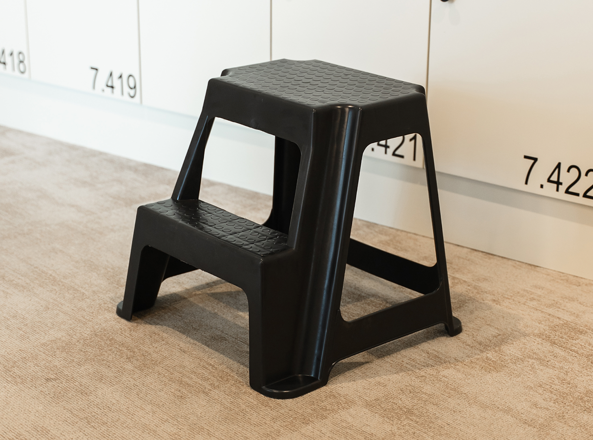 Кроме того, в каталоге есть пластиковые стремянки-тумбы с двумя ступенями. Такую удобно взять себе в мастерскую, чтобы быстро доставать инструменты с верхних полок стеллажей