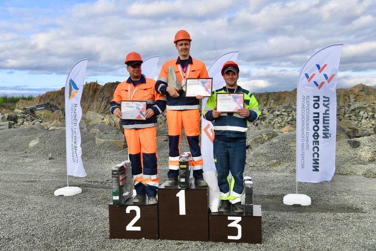    Награждение лучших экскаваторщиков. Фото: "Республика"/Оксана Кудряшова