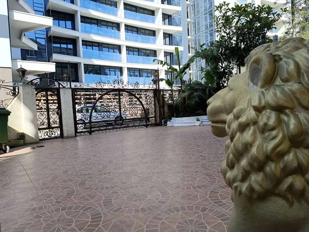 Внутренний двор и новый многоэтажный комплекс