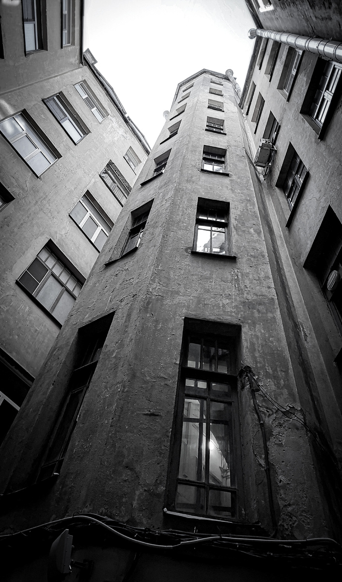 Он - строгий, брутальный)