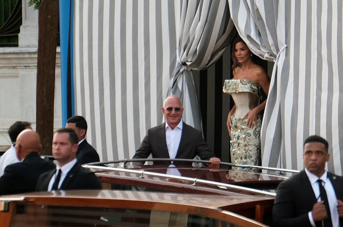    Основатель Amazon Джефф Безос и Лорен Санчес покидают отель Aman Venice перед свадьбой в Венеции.