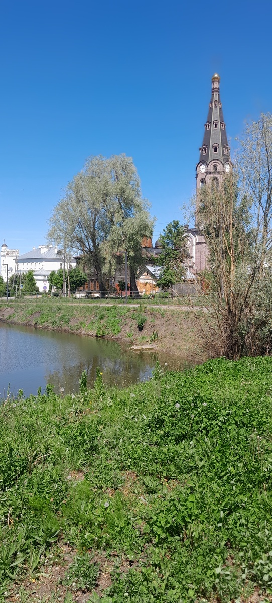 Вид на нашу колокольню с прудка. 