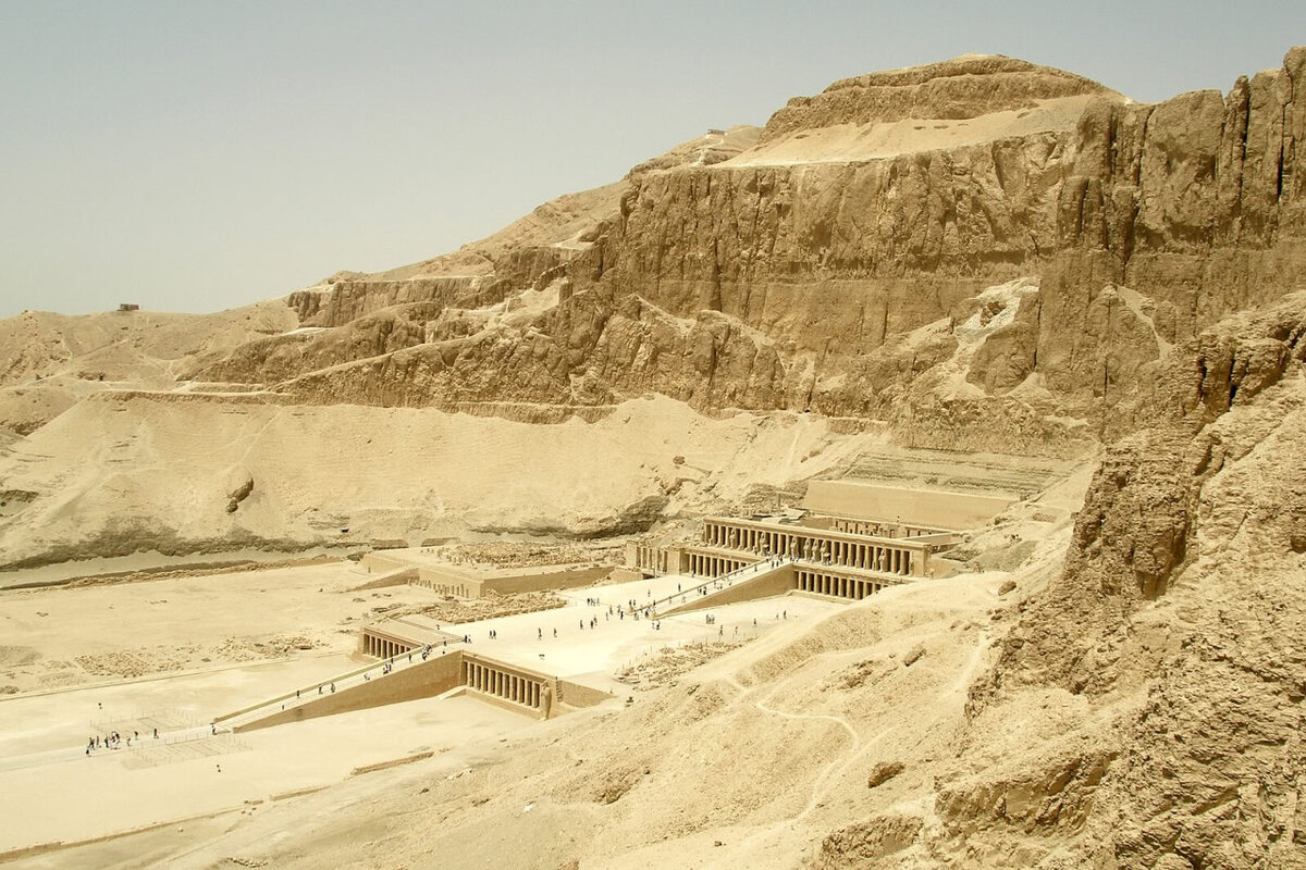   Дейр-эль-Бахри, Египет. Вид на заупокойный храм Хатшепсут / © Wikimedioa Commons
