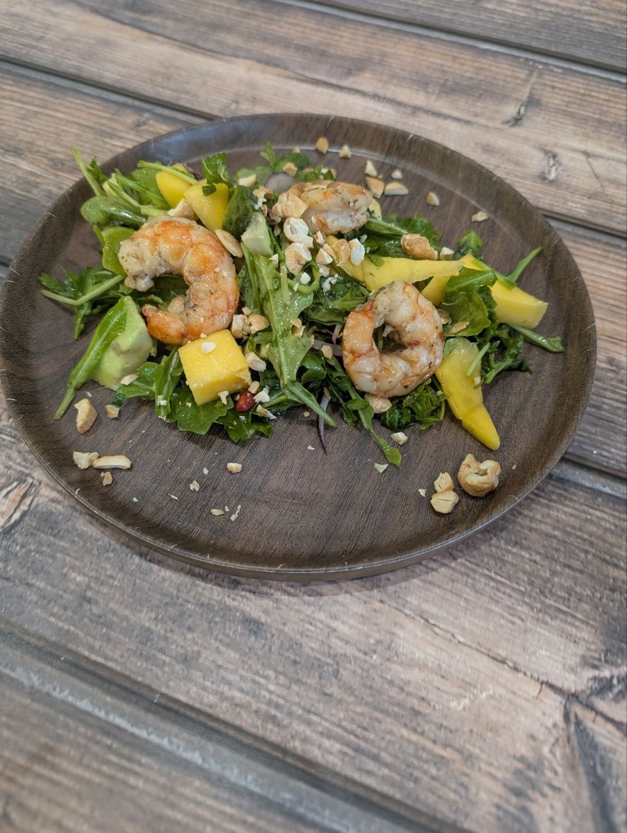 Салат получается достаточно ярким и красочным, таким же. как и на вкус