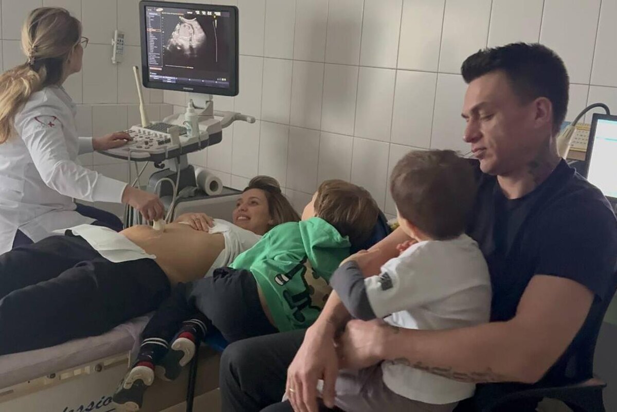    Регина Тодоренко и Влад Топалов с детьми Соцсети