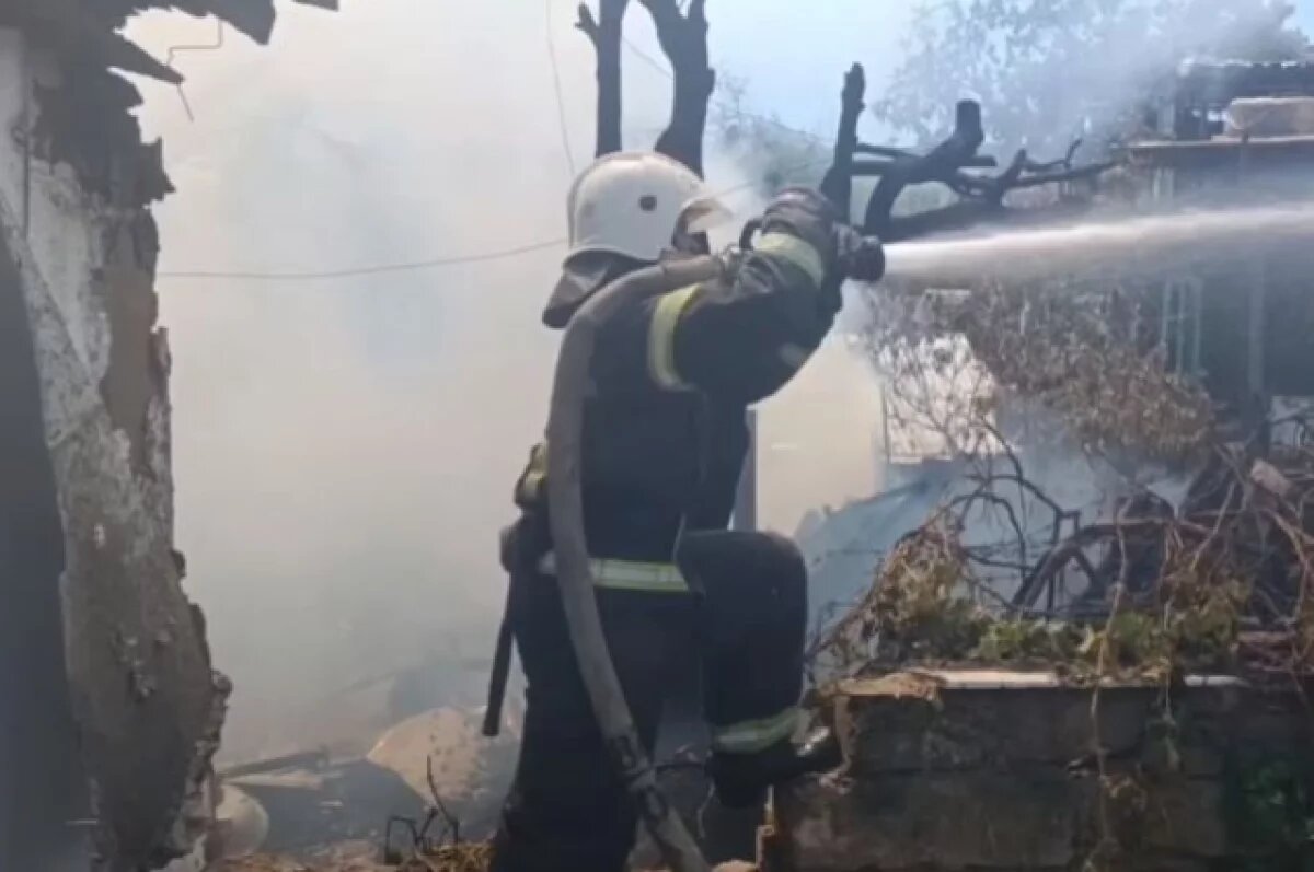    В Феодосии тушат пожар в двухэтажном частном доме