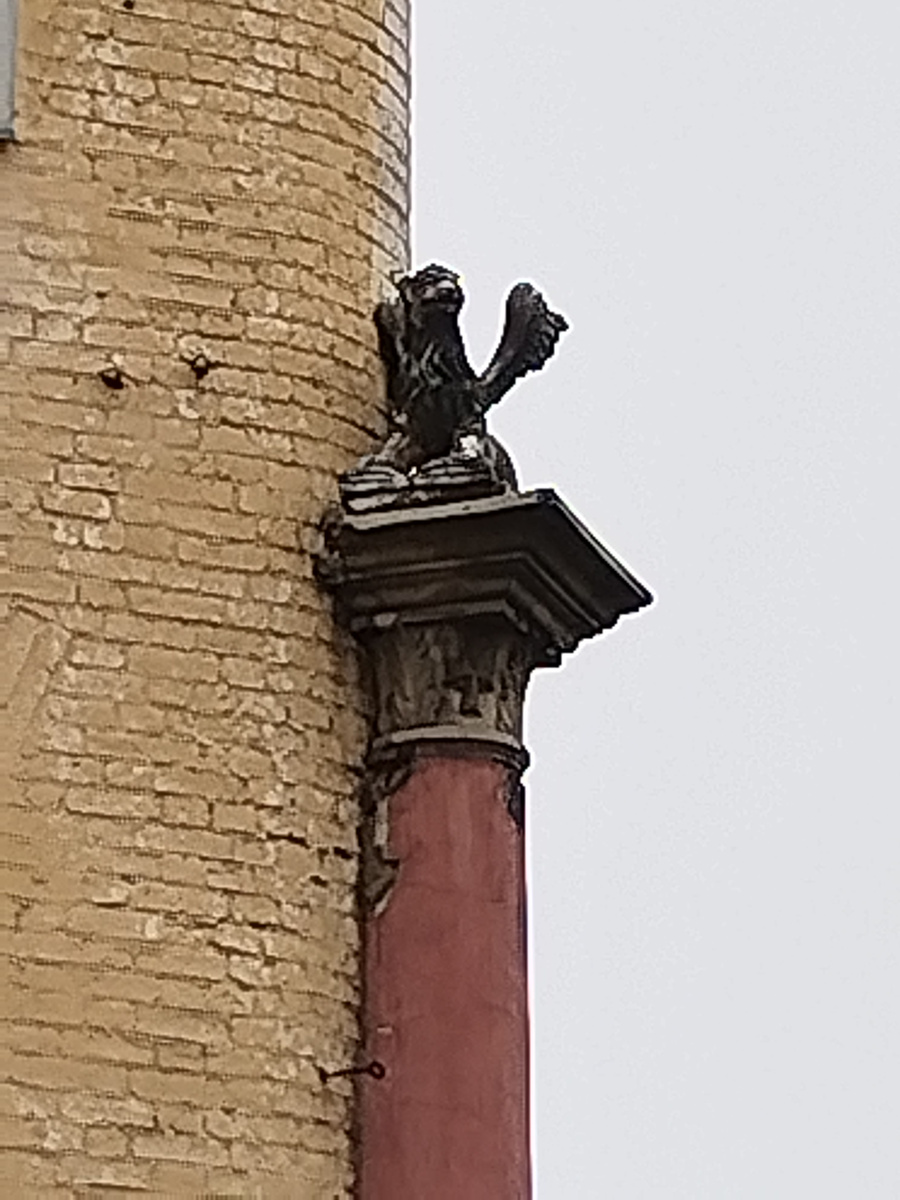 Кирпич на фасаде все так же ничем не замазан и не закрыт. Фото автора.