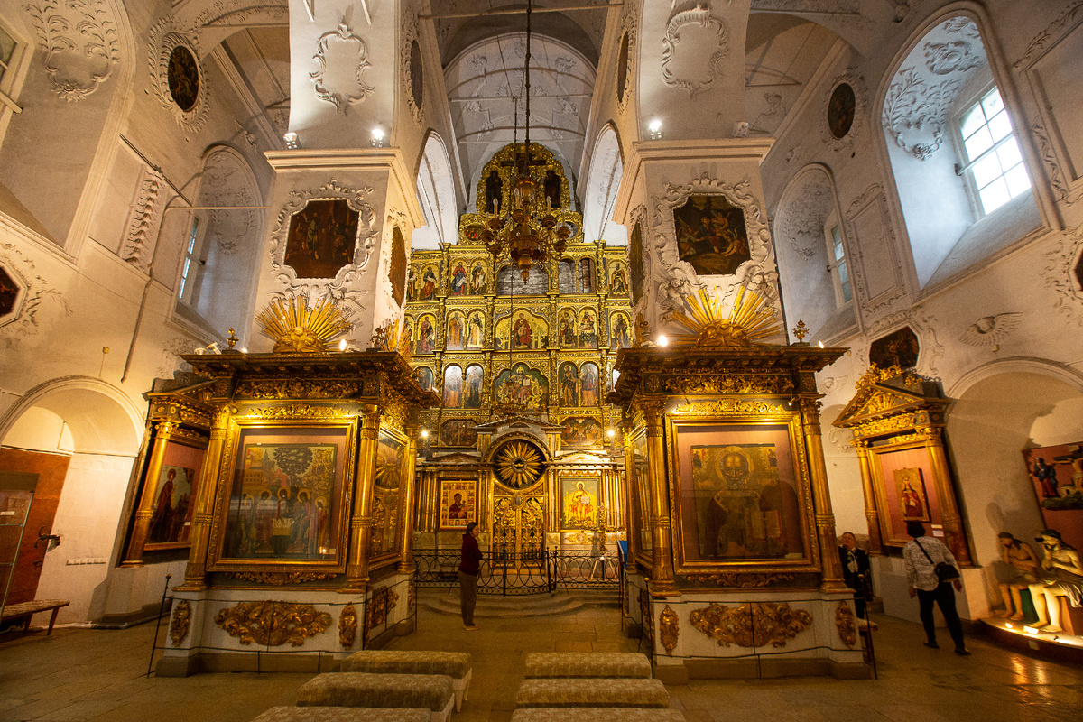 Интерьер и иконостас собора Рождества Богородицы (Устюженский краеведческий музей). Устюжна, Вологодская область. Фото автора статьи