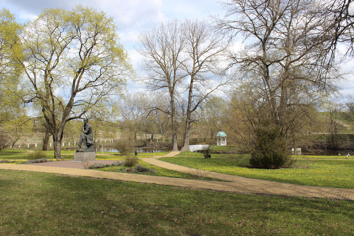 Усадебный парк в Овстуге, памятник Ф. И. Тютчеву. 