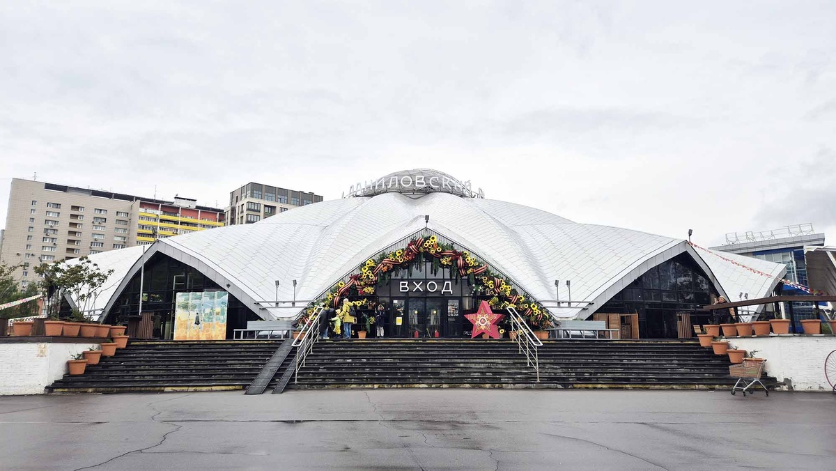 Своей архитектурой этот рынок вызвал у меня ассоциацию с цирком. Здание выглядит очень необычно